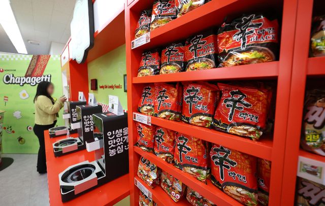 농심이 국내 내수 부진 등 영향으로 올해 3분기 매출과 영업이익이 하락했다. 지난달 서울 중구 명동 코리아마트 2층 K라면 슈퍼마켓에 신라면이 진열돼 있다. /사진=뉴시스