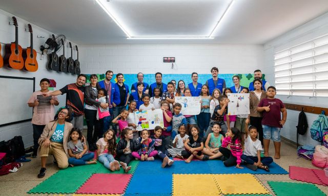 삼성전자 브라질 법인 임직원들이 현지 아동센터에서 교육 봉사 활동에 참여했다. / 사진=삼성전자