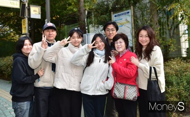 ▲ 오늘은 내가 주인공, 할머니부터 동생까지… 수험생 배웅에 온가족 총출동