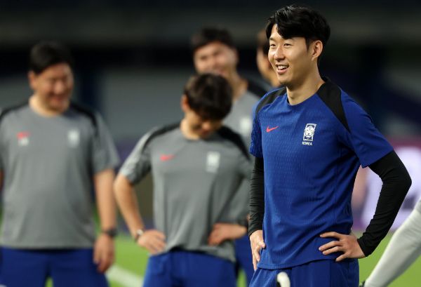 대표팀에 복귀한 손흥민(토트넘 홋스퍼)이 황선홍 대전 하나시티즌 감독이 보유한 A매치 최다 득점 2위(50골) 기록을 넘을 수 있을지 관심이 모인다. 사진은 13일(현지시각) 쿠웨이트 자베르 알 아흐마드 국제경기장에서 훈련 중인 손흥민의 모습. /사진=뉴시스