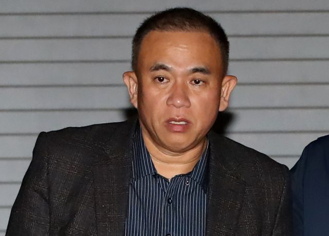 국회의원 공천을 두고 금품을 주고받은 혐의를 받는 정치 브로커 명태균씨와 김영선 전 국민의힘 의원이 구속됐다. 사진은 윤석열 대통령 부부 공천 개입 의혹의 핵심 인물인 명태균 씨가 지난 14일 공천을 대가로 정치자금을 주고받은 혐의(정치자금법 위반)로 경남 창원시 성산구 창원지방법원에서 열린 구속 전 피의자 심문(영장실질심사)을 마친 후 대기 장소인 창원교도소로 가기 위해 호송차로 이동하는 모습. /사진=뉴스1