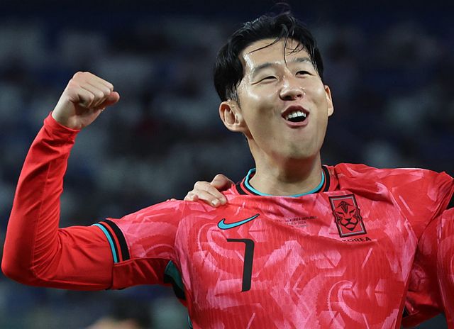 축구선수 손흥민이 부상을 딛고 지난 14일(이하 한국시각) 쿠웨이트와의 경기에서 완벽하게 복귀했다. 사진은 지난 14일 쿠웨이트 자베르 알아흐마드 국제경기장에서 열린 2026 국제축구연맹(FIFA) 북중미 월드컵 아시아 3차 예선 B조 5차전 한국과 쿠웨이트의 경기 전반전에서 손흥민이 페널티킥을 성공 시킨 후 기뻐하는 모습. /사진=뉴시스