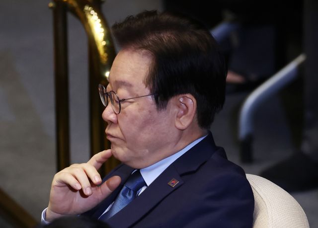 이재명 더불어민주당 대표의 공직선거법 위반 혐의 1심 선고가 15일에 결정된다. 사진은 이 대표가 지난 14일 서울 여의도 국회에서 열린 제418회국회(정기회) 제12차 본회의에 참석한 모습. /사진=뉴스1 