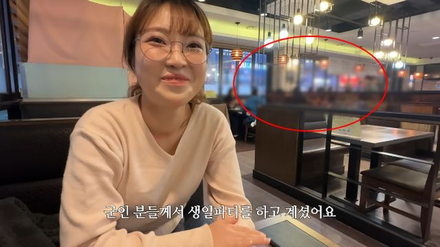  한 유튜버가 군인들의 밥값을 대신 결제하자 식당 사장도 그의 식사비를 받지 않은 훈훈한 사연이 전해졌다. /사진=유튜브 채널 '어쩔 수 없는 윤화' 캡처