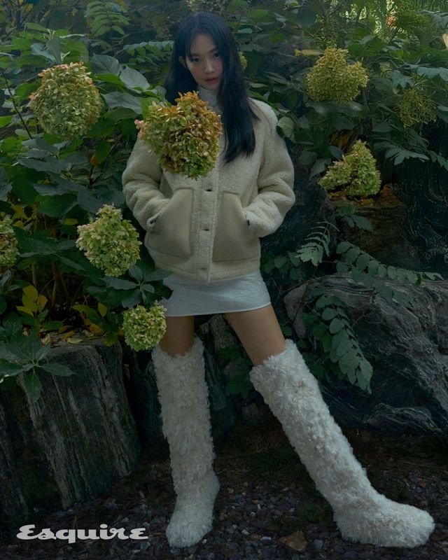 배우 신민아가 색다른 겨울 패션을 선보였다. /사진=에스콰이어 코리아 홈페이지