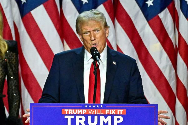 '트럼프 트레이드' 영향으로 원/달러 1400원대가 지속되는 가운데 증권가에선 당분간 '강달러' 흐름이 계속될 것으로 전망한다. 사진은 도널드 트럼프 당선인이 지난 6일(현지 시각) 미국 플로리다주 웨스트 팜비치 컨벤션센터에서 연설을 하는 모습. /사진=뉴스1