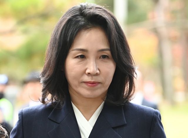 법원이 이재명 더불어민주당 대표의 배우자 김혜경씨가 2021년 민주당 제20대 대통령 후보 경선 과정에서 당 인사들에게 식사를 제공한 혐의에 대해 벌금 150만원을 선고했다. 사진은 김씨가 14일 경기 수원시 영통구 수원지방법원에서 열리는 1심 선거 공판에 출석하는 모습. /사진=뉴시스