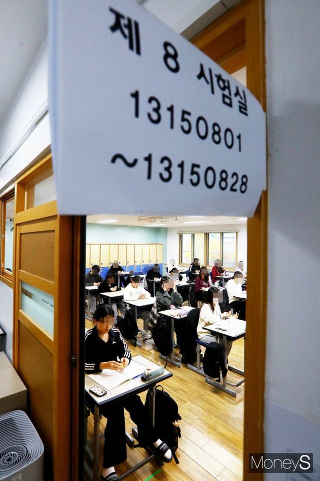 ▲ 무거운 공기 휘감은 수능 수험장