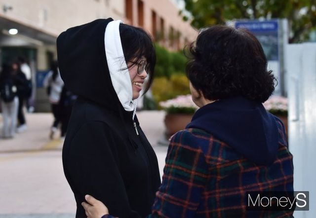 ▲ 수험생 응원 격려하는 학부모