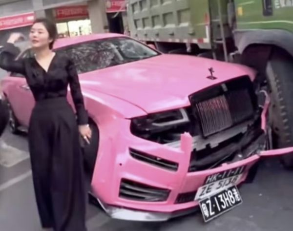 사고를 낸 트럭 운전사를 용서하고 수리비를 받지 않은 롤스로이스 차주가 자작극 의혹에 휩싸였다. 사진은 롤스로이스 차주가 사고 현장을 둘러보는 모습. /사진=SCMP(홍콩사우스차이나모닝포스트) 갈무리