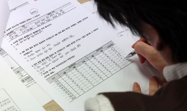 2025학년도 대학수학능력시험(수능)이 지난해보다 평이했다는 평가가 나왔다. 사진은 지난 14일 서울 양천구 목동종로학원 대입 수능 분석 상황실에서 한 직원이 등급별 1차 예상 커트라인 점수를 계산하는 모습. /사진=뉴스1 