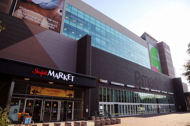 이마트가 연결기준 3분기 순매출은 7조5085억원, 영업이익은 지난해보다 338억원 증가한 1117억원의 실적을 올렸다고 14일 공시했다. 본업 경쟁력 강화로 3년여 만에 최대 영업이익을 달성했다. 사진은 올해 8월 리뉴얼 개장한 스타필드마켓 죽전 외부 전경. /사진=이마트