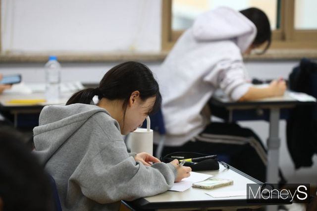  2025학년도 대학수학능력시험(수능) 수학 출제위원단이 이번 수학 영역 문제 난이도에 대해 복잡한 계산과 반복 훈련으로 풀 수 있는 문제를 피하고 종합적 사고력을 측정하려 노력했다고 밝혔다. 사진은 14일 서울 여의도여자고등학교 시험장에서 수험생들이 본 시험에 앞서 마지막 정리를 하는 모습. /사진=임한별 기자