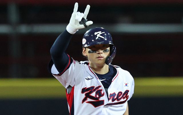 한국 야구대표팀 김도영(KIA)이 지난 14일(한국시각) 쿠바와의 경기에서 홈런 2방을 기록했다. 사진은 지난 14일(한국시간) 타이완 타이베이시 톈무 야구장에서 열린 2024 WBSC 프리미어12 B조 예선 대한민국과 쿠바의 경기, 2회말 대한민국 공격 2사 만루 상황에서 김도영이 만루홈런을 친 뒤 홈을 향해 달리는 모습. /사진=뉴스1