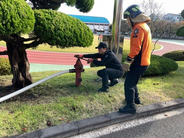 제주의 한 고등학교에서 수능 시험 직전 단수가 발생해 제주 소방이 급수를 지원했다. /사진=뉴스1(제주소방안전본부 제공)