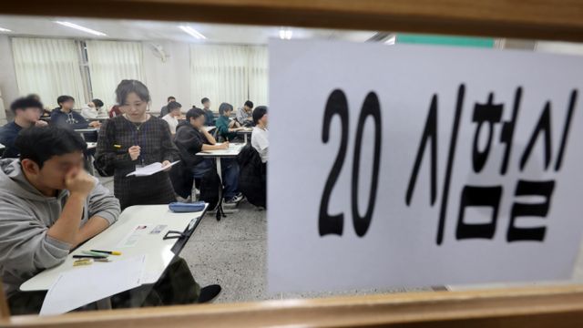 인천에서 2명의 수험생이 과호흡 증상으로 응급조치를 받았다. 수험생들이 시험을 준비하는 모습. /사진=사진공동취재단 