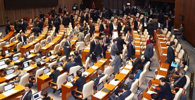 윤석열 대통령의 배우자 김건희 여사 관련 법안인 '김건희 여사 특검법'이 세번째로 본회의를 통과했다. 사진은 국민의힘 의원들이 14일 서울 여의도 국회에서 열린 제418회국회(정기회) 제12차 본회의에서 김건희 여사 특검법이 상정되자 퇴장하는 모습. /사진=뉴스1