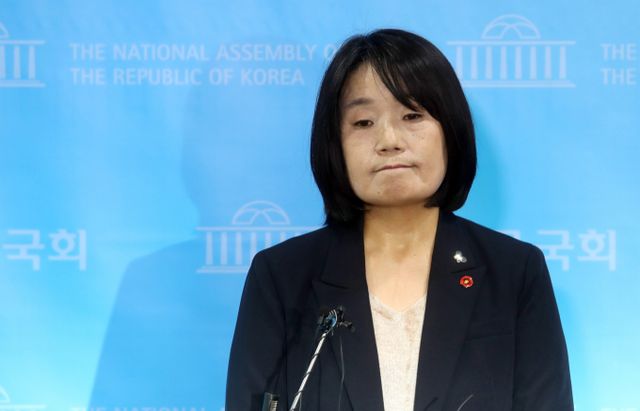 대법원이 정의기억연대(정의연) 후원금을 횡령한 혐의로 재판에 넘겨진 윤미향 전 의원(59)에게 유죄 판결을 내렸다. 사진은 지난 2020년 5월 서울 여의도 국회 소통관에서 해명 기자회견을 마친 윤 전 의원. /사진=머니투데이