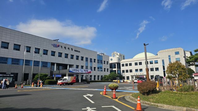 대법원은 14일 박종우 거제시장의 공직선거법 위반 혐의 재판에서 징역 4개월 집행유예 2년 선고 원심판결을 확정했다. 이에 따라 박 시장은 직위를 상실했다. 이에 거제시는 부시장 대행체제로 전환했다./사진=거제시