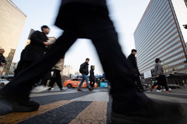 서울 세종대로사거리를 지나고 있는 직장인들./사진=뉴시스