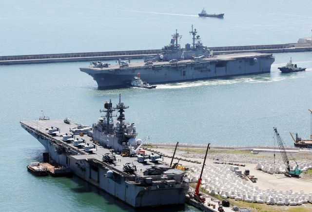 지난 6월 부산에 입항한 미국 핵추진 항공모함을 드론으로 불법 촬영한 중국인 유학생 3명이 다른 군사시설에 대한 촬영물도 소지했다고 밝혀져 논란이 일고 있다. 사진은 미국 해군 아메리카급 강습상륙함 1번함 '아메리카함'(LHA-6·4만5000t톤·아래)이 지난 9월5일 부산 남구 해군작전사령부 부산작전기지에 입항한데 이어 와스프급 강습상륙함 '복서함'(LHD-4·4만1000톤급·위)이 입항하는 모습. /사진=뉴시스