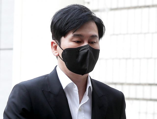 양현석 YG엔터테인먼트 총괄 프로듀서가 2억원 상당의 명품 시계 세관 미신고 혐의를 부인했다. 사진은 양현석이 2022년 11월1일 서울 서초구 중앙지방법원에서 진행된 공판에 출석하는 모습. /사진=머니투데이