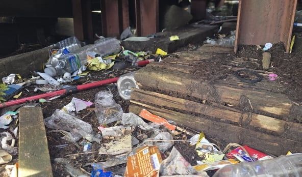 한라산 정상에서 대량의 쓰레기가 수거됐다. 사진은 데크 주변에 쌓인 쓰레기들. /사진=양영수 제주도의원 제공