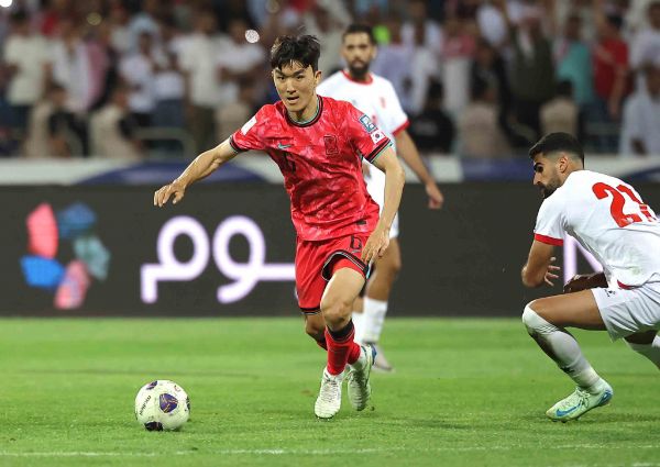 중앙 미드필더 황인범이 쿠웨이트와의 2026 북중미월드컵 3차 예선 5차전 경기에서 2도움을 올리며 팀의 승리를 이끌었다. 사진은 지난달 요르단과의 3차전 경기 중 황인범의 모습. /사진=뉴시스