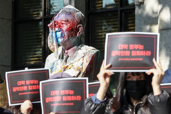  동덕여자대학교에서 일부 학생들이 벌이고 있는 시위로 인해 다른 재학생들 피해가 커지고 있다. 사진은 지난 12일 계란과 밀가루 등을 뒤집어 쓴 조동식 선생(동덕여대 창립자) 흉상의 모습. /사진=뉴스1