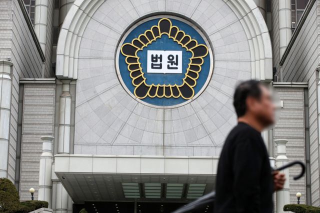 (서울중앙지방법원은 지난 14일 야놀자 외 1인 측에 피고 측의 청구금액 절반을 지급하라는 화해권고결정문을 내렸다. 지급 시한은 이달 20일까지다. 14일 서울 서초구 서울중앙지방법원 청사의 모습이 보이고 있다. /사진=뉴스1 