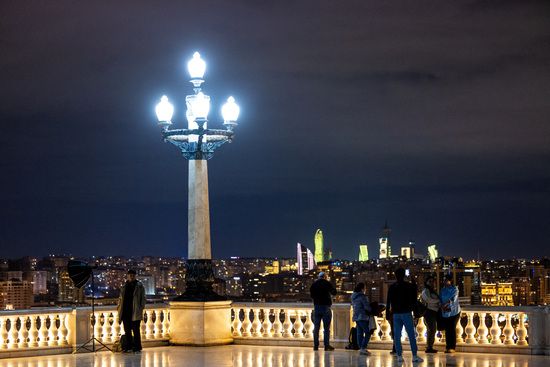 아제르바이잔에서 유엔 기후변화협약 당사국총회(COP29)가 개최된 가운데 사람들이 바쿠의 스카이라인을 한 눈에 바라보며 즐기고 있습니다. /사진=로이터 