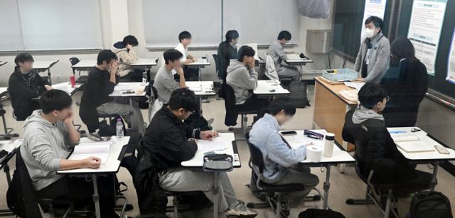 2025학년도 대학수학능력시험이 있었던 지난 14일 서울 한 사립고등학교에서 종료벨이 일찍 울리는 사고가 발생했다. 사진은 수험생들이 수능 시작을 기다리고 있는 모습/사진=뉴스1(사진공동취재단)
