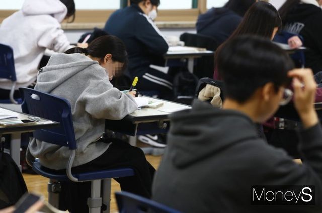  전북 정읍 한 고등학교 고사장에서 2025학년도 대학수학능력시험 도중 종료 안내 방송이 10분 일찍 울리는 사고가 났다. 사진은 시험을 치르는 수험생들이 마지막 정리를 하는 모습. /사진=임한별 기자