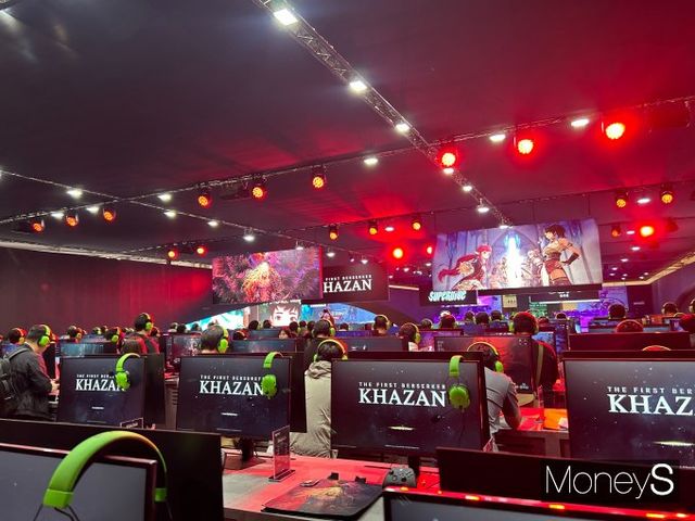  게임사들이 저마다의 특성을 담은 주요 신작을 관람객들이 직접 체험해볼 수 있는 시연 부스를 마련했다. 사진은 지난 14일 넥슨 부스에서 넥슨의 신작 게임 '퍼스트 버서커: 카잔'을 체험하고 있는 관람객들의 모습. /사진=김성아 기자