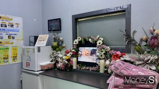 지난 11일 경기 용인시 소재의 리멤버 반려동물 장례식장을 방문했다. 사진은 꽃과 촛불이 놓인 추모 공간. /사진=윤채현 기자