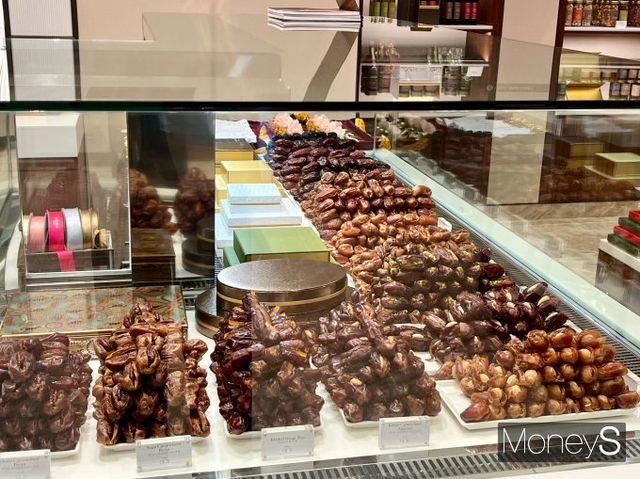 두바이 프리미엄 디저트 바틸이 롯데월드몰에 동아시아 최초로 입점했다. 15일 오전 서울 송파구 롯데월드몰 지하 1층 바틸 매장에 대추야자 디저트 데이츠가 진열돼 있다. /사진=김서현 기자