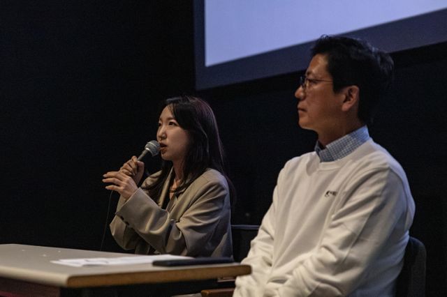 박윤진 사이드미러 감독이 다큐멘터리 '온 더 라인'(ON THE LINE) 사전상영회가 끝난 뒤 진행된 간담회에서 말하고 있다. 사진은 박 감독(왼쪽)과 김정욱 넥슨재단 이사장. /사진=넥슨재단