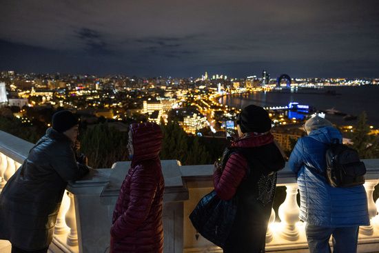 아제르바이잔에서 유엔 기후변화협약 당사국총회(COP29)가 개최된 가운데 사람들이 바쿠의 스카이라인을 한 눈에 바라보며 즐기고 있습니다. /사진=로이터 