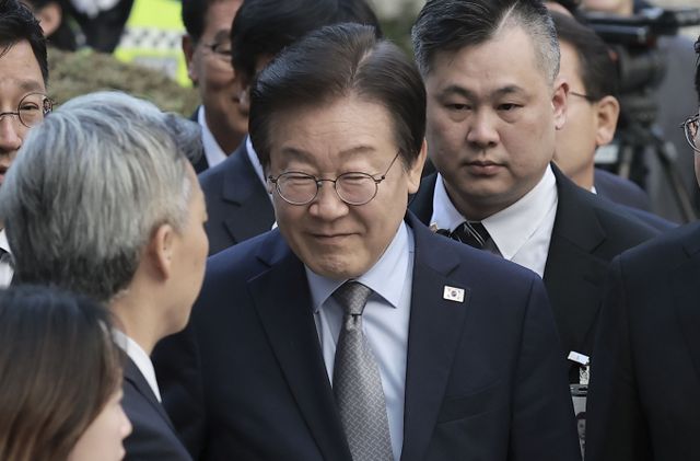 이재명 더불어민주당 대표가 공직선거법 위반 사건 1심 선고공판에 출석했다. 사진은 이 대표가 15일 서울 서초구 서울중앙지방법원에서 열린 공직선거법 위반 사건 관련 1심 선고 재판에 출석해 의원들과 악수를 나누는 모습. /사진=뉴시스 