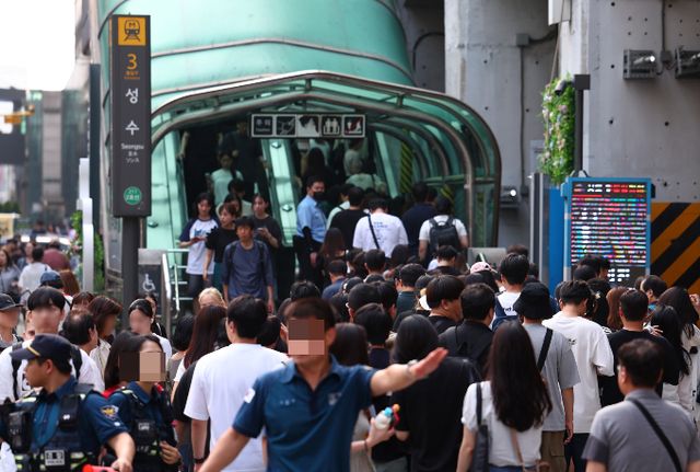 CJ올리브영이 서울교통공사에 10억원에 낙찰받은 성수역 이름 병기권을 반납한다. 지난 7월 서울 성동구 성수역 3번 출구 앞이 퇴근하는 시민들로 붐비고 있다. /사진=뉴시스