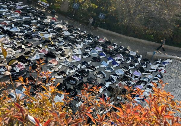 성신여대 학생들이 교내에 학교 잠바를 늘어놓으며 시위하고 있다. /사진=엑스(X·옛 트위터)