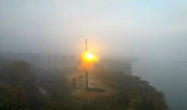 북한 전문 홈페이지 비욘드 패럴랠 북한 자강도 전천군 룡림에 지하 미사일 기지가 확인됐다고 보도했다. 사진은 북한 조선중앙TV가 지난 1일 김정은 북한 국무위원장이 신형 대륙간탄도미사일(ICBM) '화성포-19'형 시험발사를 직접 지도했다고 보도한 모습. /사진=뉴시스(조선중앙TV 캡쳐) 