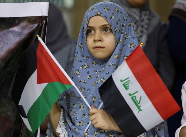 이라크가 여성의 혼인 가능 연령을 9세로 낮춰 남성이 어린 아이들과 결혼할 수 있도록 허용하는 법안을 마련 중이다. 이라크에서 하마스 지도자 이스마일 하니예의 살해를 규탄하는 여자아이. 사진은 기사와 무관./사진=로이터