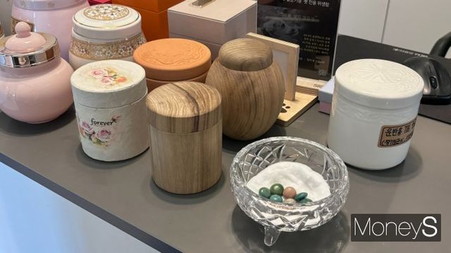 보호자들은 반려동물 장례를 통해 작별의 시간을 마련할 수 있다. 사진은 유골함과 유골을 메모리얼 스톤으로 제작한 모습./사진=윤채현 기자