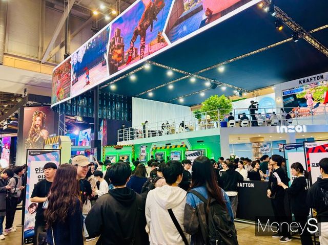 넥슨과 넷마블, 크래프톤 등 게임사들이 신작 체험 공간과 다채로운 콘텐츠를 통해 관람객들의 발길을 이끌었다. 사진은 15일 오전 10시께 크래프톤의 신작 게임 '인조이'(inZOI)를 체험하기 위해 관람객들이 길게 줄을 늘어선 모습. /사진=김성아 기자