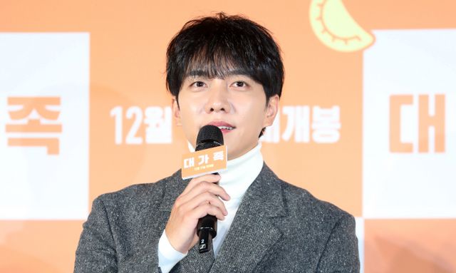 가수 겸 배우 이승기가 전 소속사 후크엔터테인먼트(이하 후크엔터)로부터 정산금을 아직도 전달받지 못했다며 '이승기 사태 방지법'으로 후배들이 자신과 같은 피해를 받지 않길 바란다고 밝혔다. 사진은 지난 12일 오전 서울 광진구 롯데시네마 건대입구에서 열린 영화 '대가족'(감독 양우석) 제작보고회에 참석한 가수 이승기. /사진=뉴시스