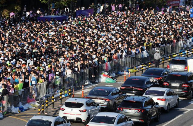 오는 17일 손기정기념재단과 서울시가 공동 주최하는 마라톤 행사로 인해 서울시 마포구와 강서구 일부 교통혼잡이 예상된다. 사진은 지난 3일 서울 마포구 상암월드컵공원에서 열린 '2024 JTBC 서울마라톤'에서 참가자들이 출발하는 모습. /사진=뉴스1