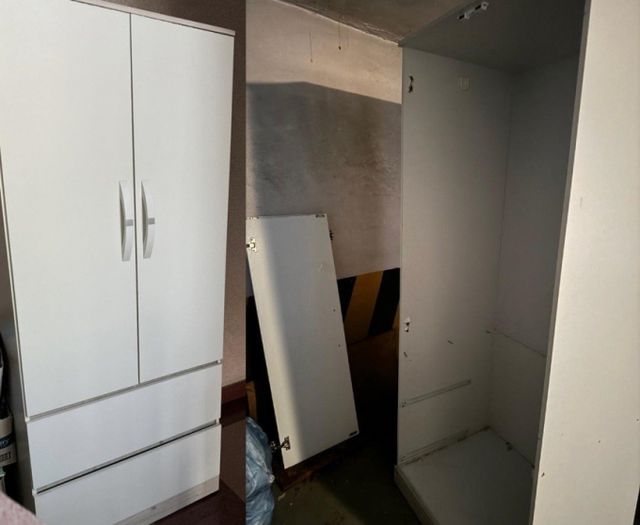 중고 거래 앱에서 무료로 가구를 받기로 한 남녀가 물건을 부수고 주차장에 버려둔 채 갔다. 사진은 A씨 어머니가 당근에 올렸던 옷장(왼쪽)과 커플이 부수고 간 뒤 옷장 모습. /사진=온라인 커뮤니티 갈무리