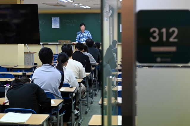 평가원이 총 94건의 2025학년도 대학수학능력시험 이의 신청을 접수했다. 사진은 서울 모 입시학원에서 재수생들이 모의평가 시험을 준비하는 모습. /사진=임한별 기자