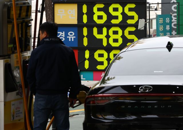 11월 둘째 주 기준 휘발유 평균 판매 가격은 리터(ℓ) 당 1629.1원으로 전주 대비 15.8원 상승했다. 서울 시내 한 주유소에 유가 정보가 게시돼 있다./사진=뉴시스